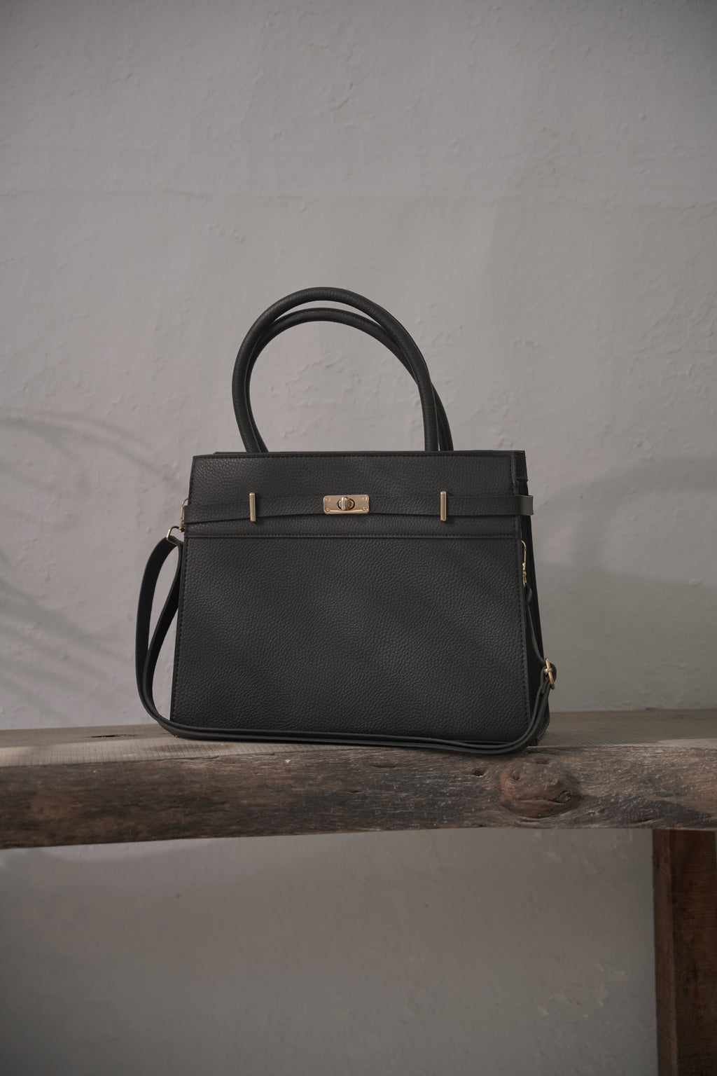 Evelyn Noir Satchel – Premium Faux Leather Handbag for Women | Elegant Gold-Tone Accessories | Spacious Everyday Bag