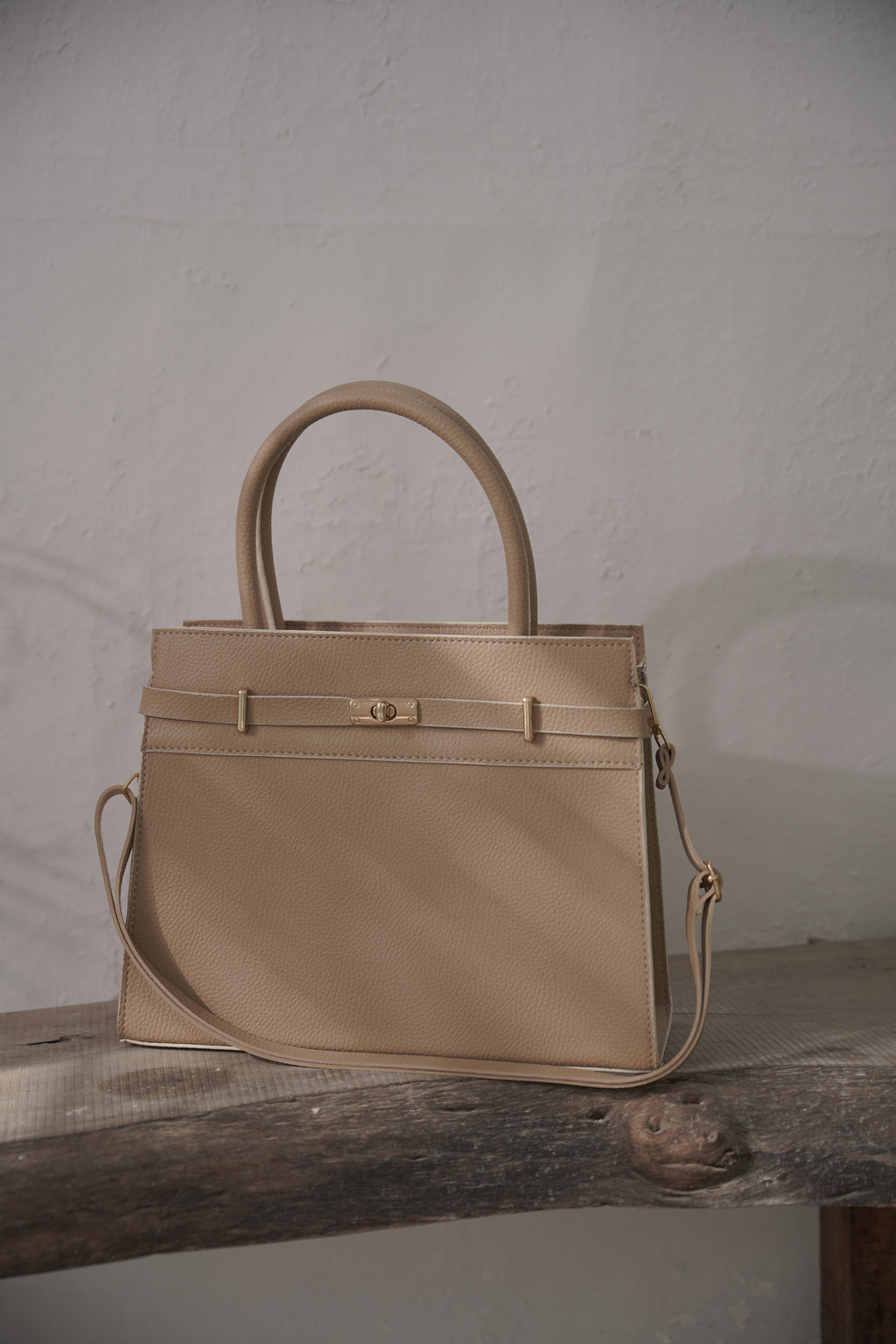 Evelyn Noir Satchel – Premium Faux Leather Handbag for Women | Elegant Gold-Tone Accessories | Spacious Everyday Bag