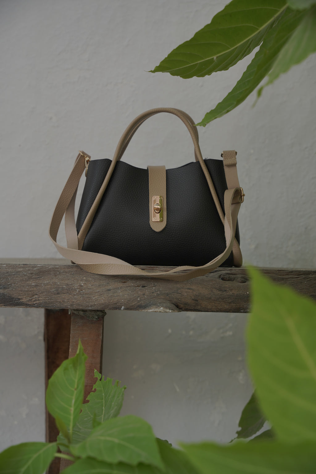 Mini Bee Handbag – Premium Faux Leather Women’s Shoulder & Crossbody Bag | Lock Closure | Gold-Tone Accessories