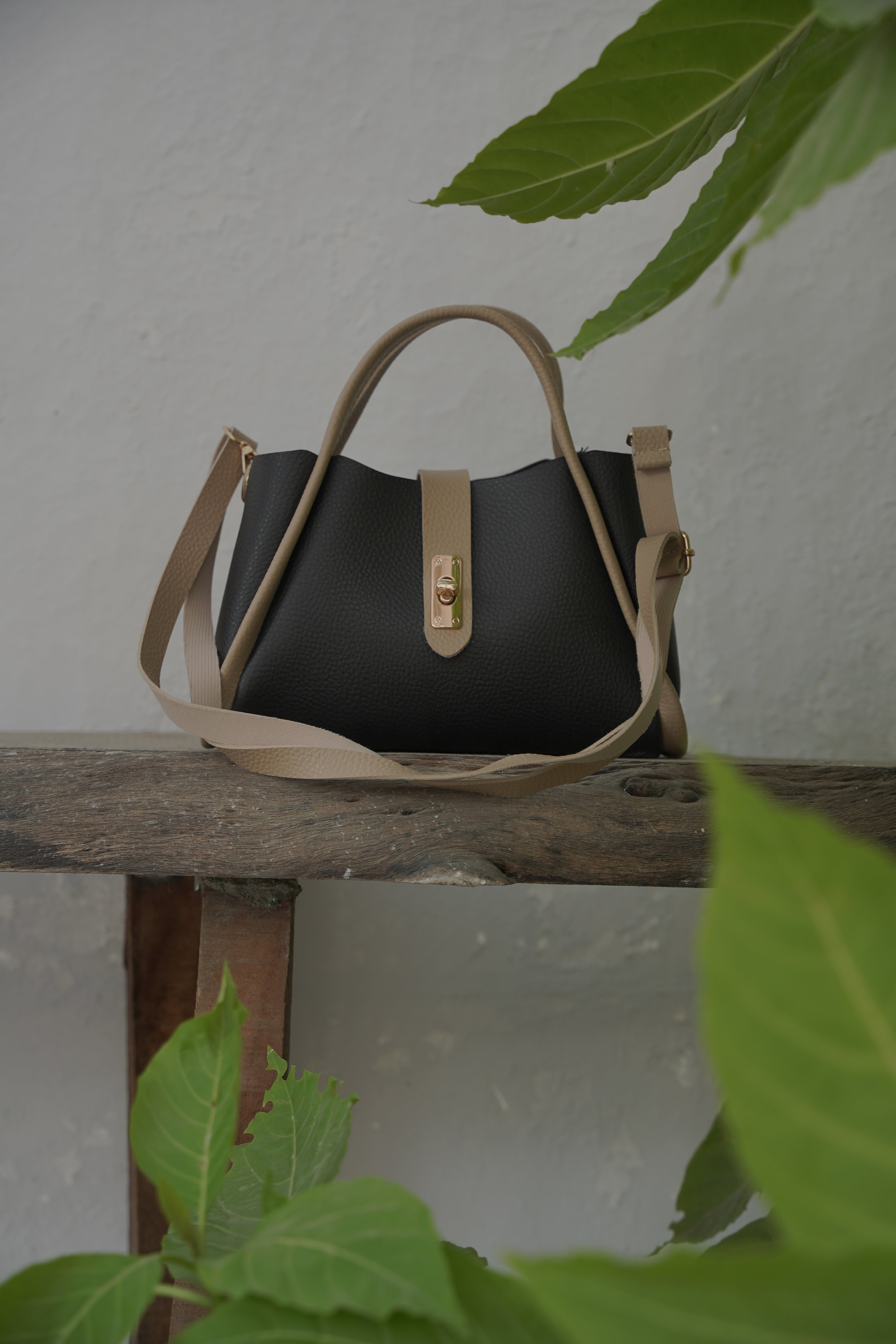 Mini Bee Handbag – Premium Faux Leather Women’s Shoulder & Crossbody Bag | Lock Closure | Gold-Tone Accessories